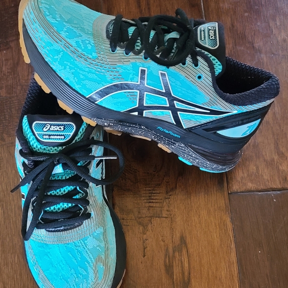 ASICS  Gel-nimbus women's size 7 tennis shoes. Turquoise/ black. - Picture 2 of 2